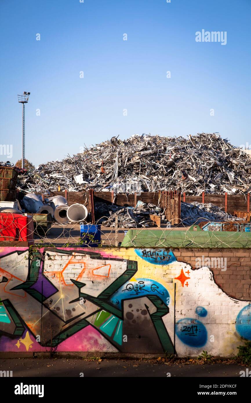 Schrottplatz mit Altmetall im Rheinhafen im Stadtteil Deutz, Wand mit Graffiti, Köln, Deutschland. Stockfoto