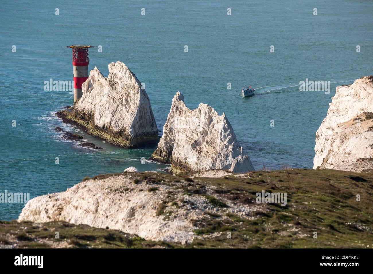 Ein Sightseeing-Boot an den Needles, Isle of Wight Stockfoto