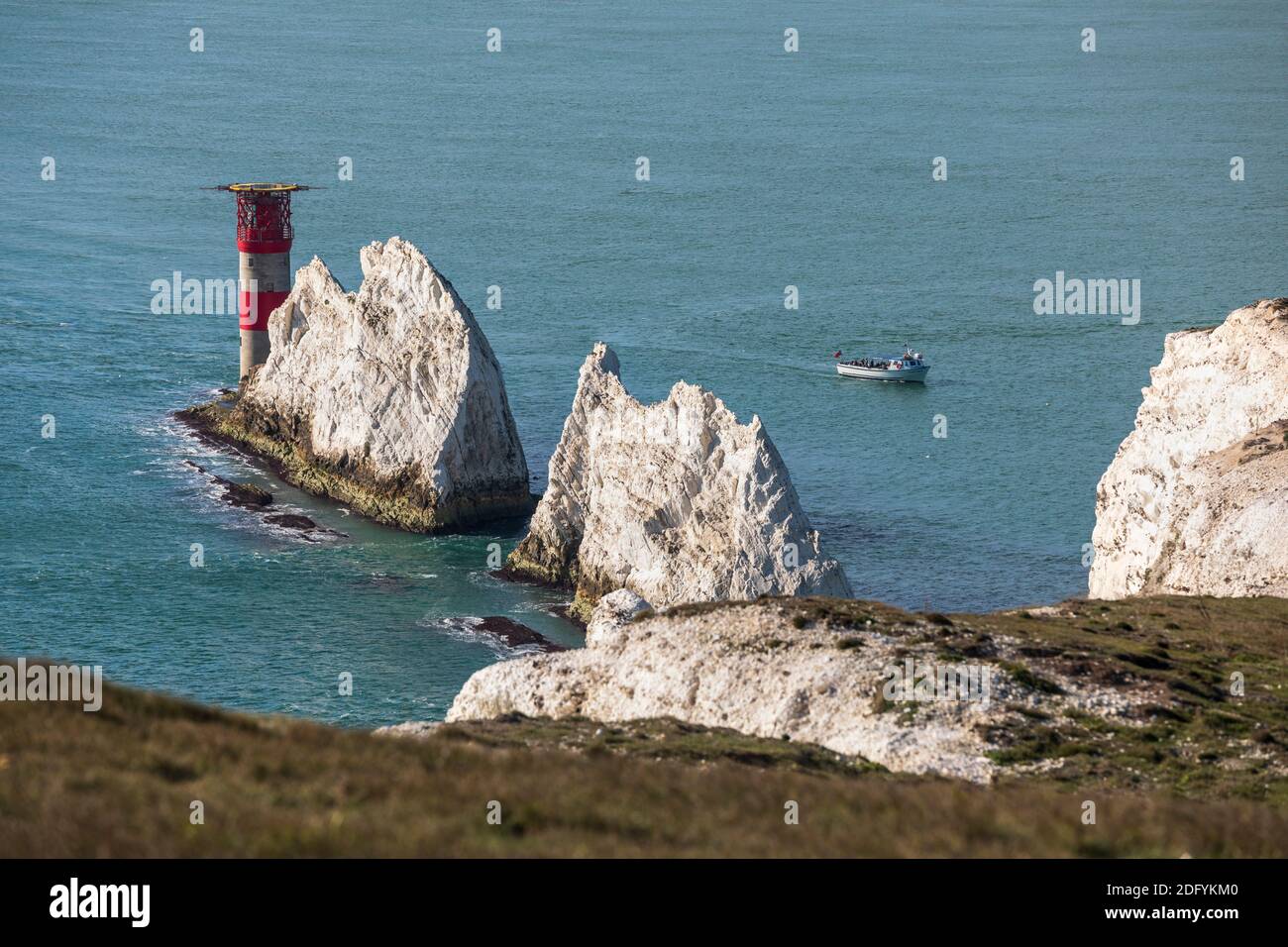 Ein Sightseeing-Boot an den Needles, Isle of Wight Stockfoto