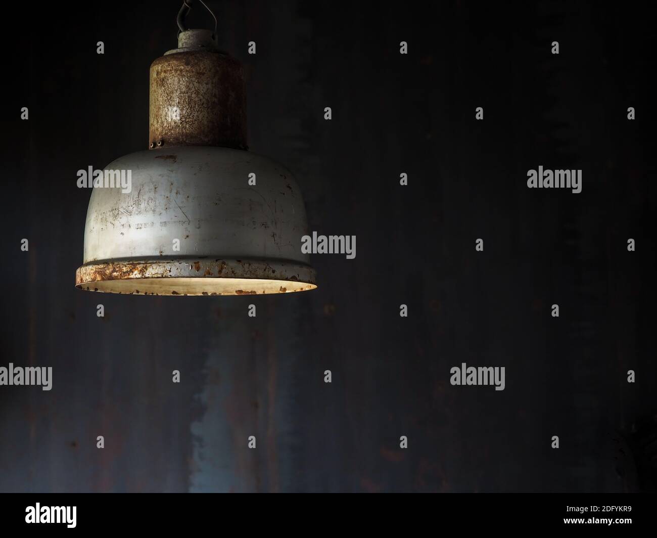 Alte Vintage Metall-Deckenlampe in dunklen Raum mit Kopie Raum hängen. Stockfoto