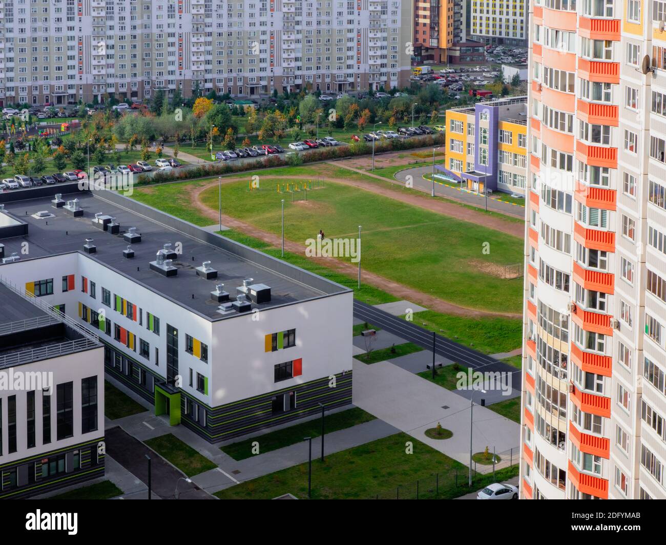 Moskauer Microdistrikt, Innenhof in einem neuen Gebäude. Moderne Wohnanlage für Familien. Moskau. Khimki. Stockfoto
