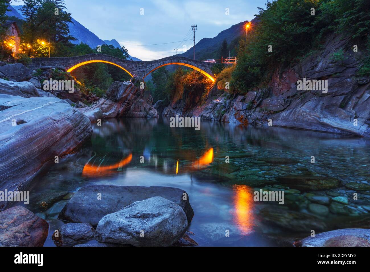 Doppelbogensteinbrücke in Lavertezzo, Schweiz Stockfoto
