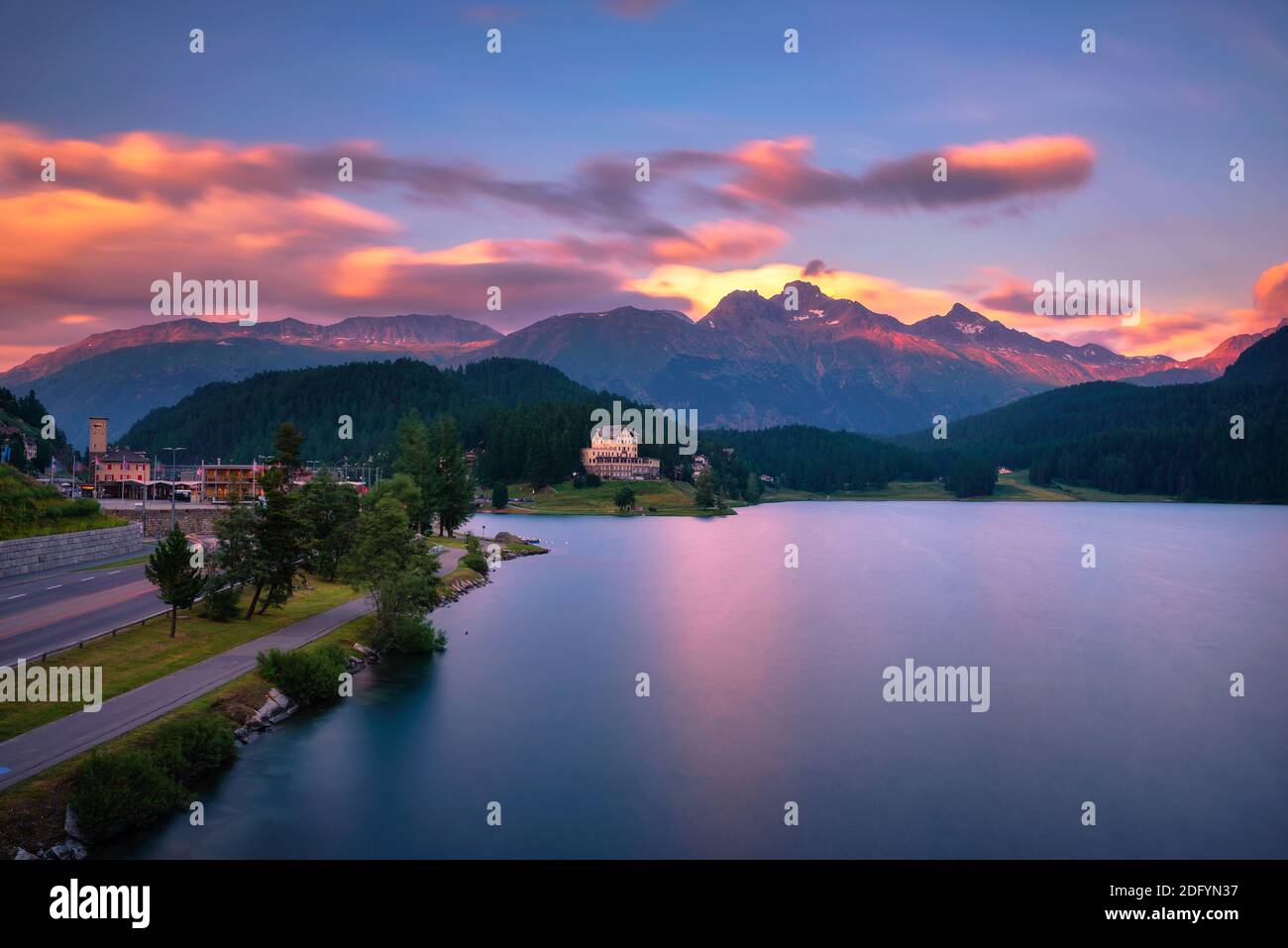 Sonnenuntergang über dem St. Moritzersee mit Schweizer Alpen und einem Berghotel Stockfoto