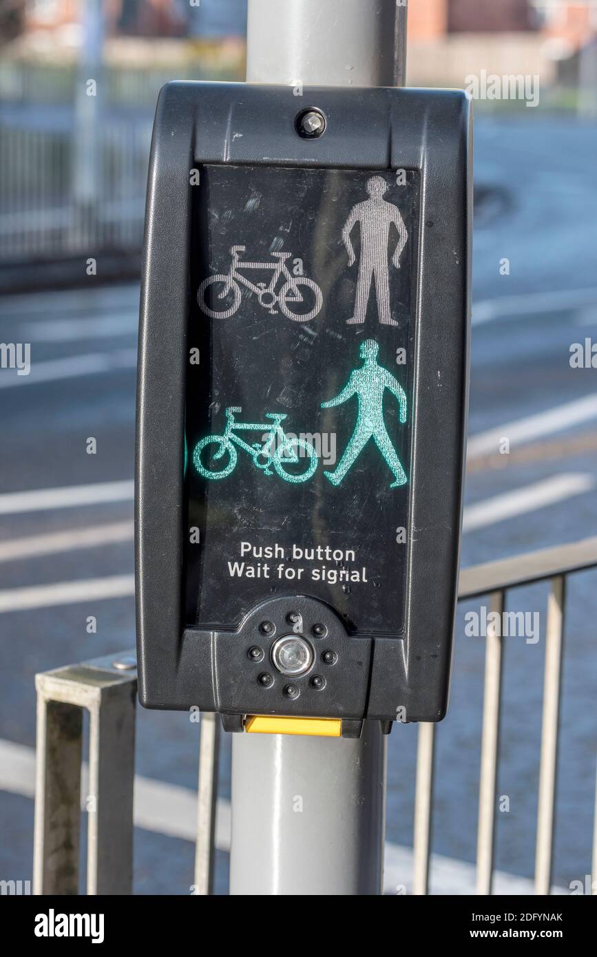 Fußgänger-Ampeln mit Drucktastensteuerung. Green man Schild sagt OK zu überqueren. Stockfoto