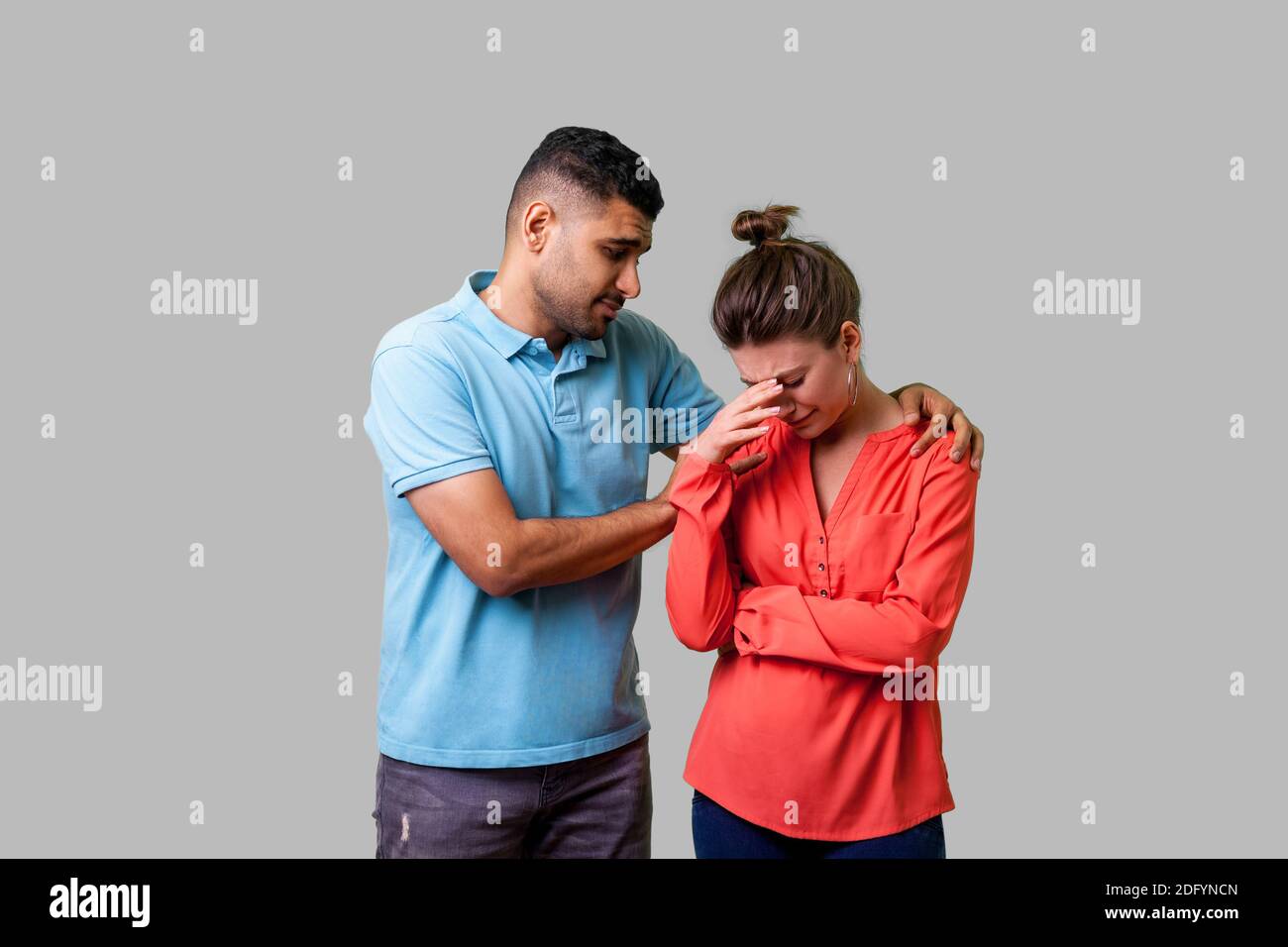 Portrait von unglücklichen besorgt junges Paar in Freizeitkleidung, Mann tröstet weinende Frau, halten Sie Ihre Schultern, drückt Mitgefühl. Stockfoto Portrait von unglücklichen besorgt junges Paar in Freizeitkleidung, Mann tröstet weinende Frau, halten Sie Ihre Schultern, drückt Mitgefühl. Stockfoto