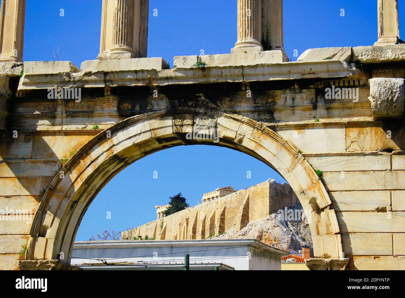 Blick auf den Hadrianbogen in Athen, Griechenland, mit Akropolis-Hügel im Hintergrund. Stockfoto