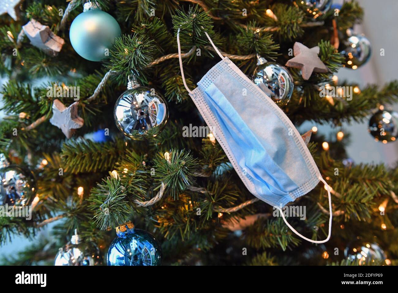 München, Deutschland. Dezember 2020. Gesichtsmaske, Maske hängt am Weihnachtsbaum, Weihaftertsbaum, Weihnachtsbaum in der CSU-Zentrale in München am 7. Dezember 2020 Quelle: dpa/Alamy Live News Stockfoto