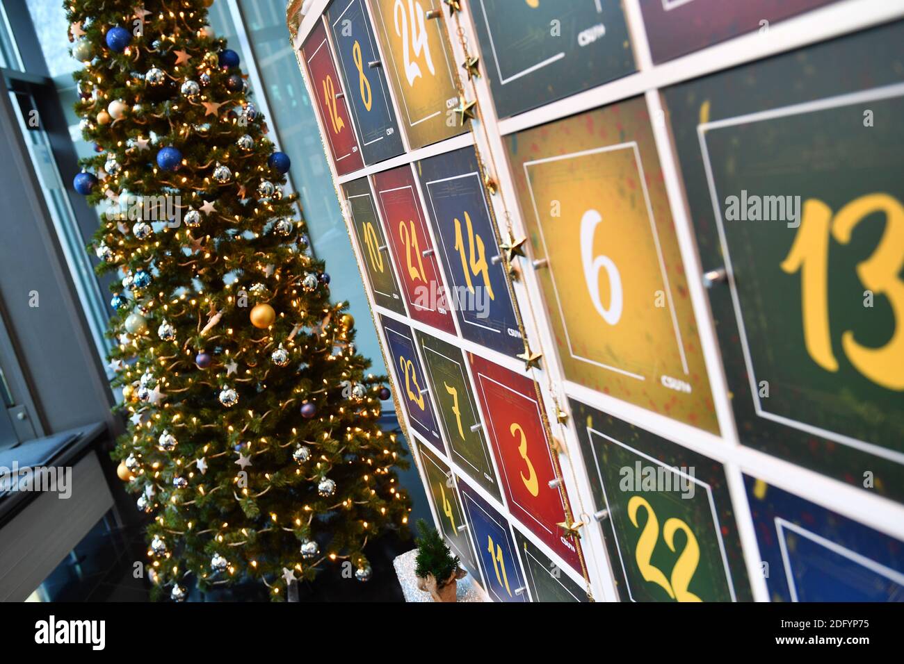 München, Deutschland. Dezember 2020. Weihaftertlich geschmückter Weihnachtsbaum und Adventskalender, Weihaftertsbaum, Weihnachtsbaum in der CSU-Zentrale in München am 7. Dezember 2020 Quelle: dpa/Alamy Live News Stockfoto