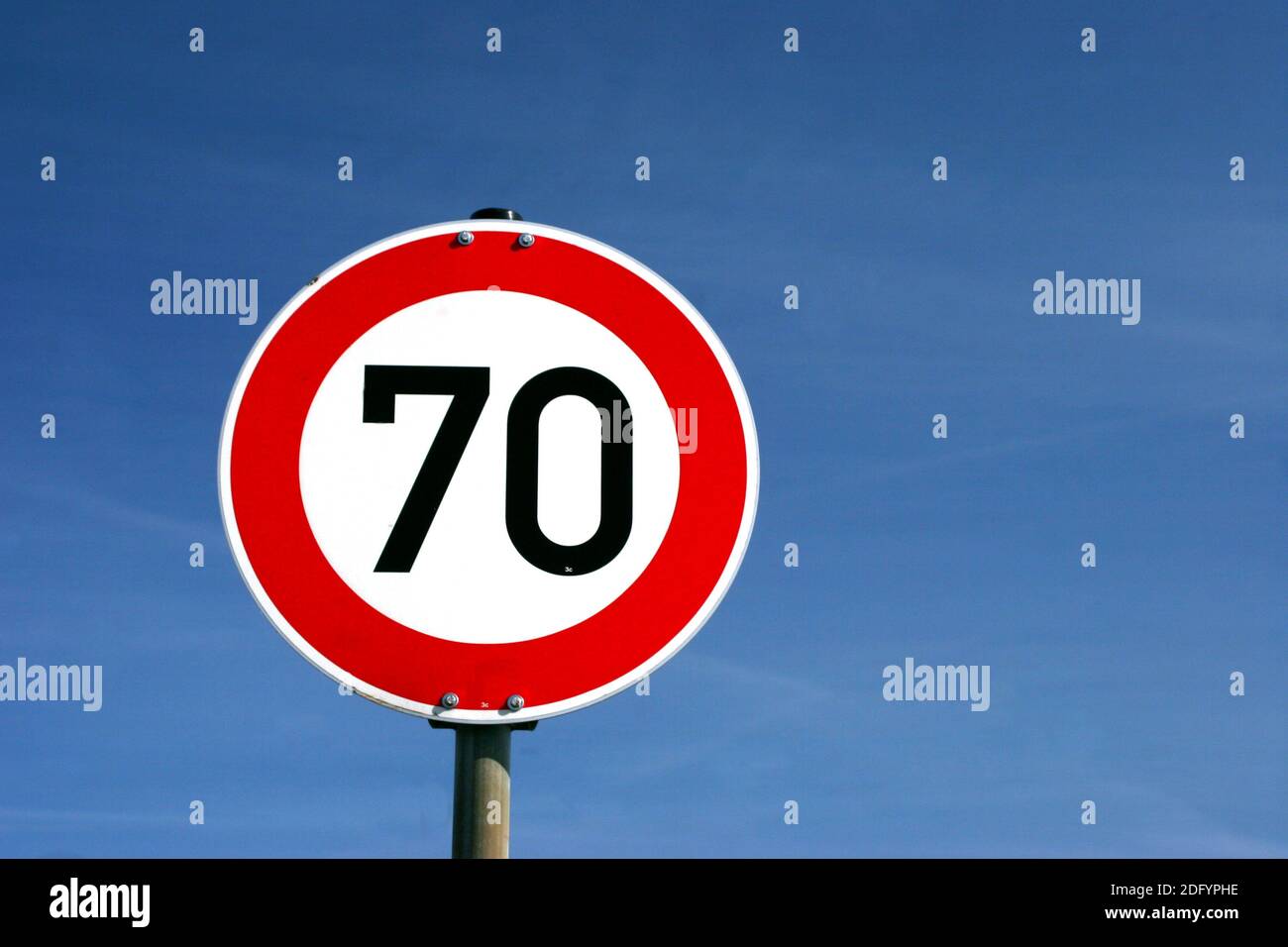 Verkehrsschild für Geschwindigkeitsbegrenzung Stockfoto