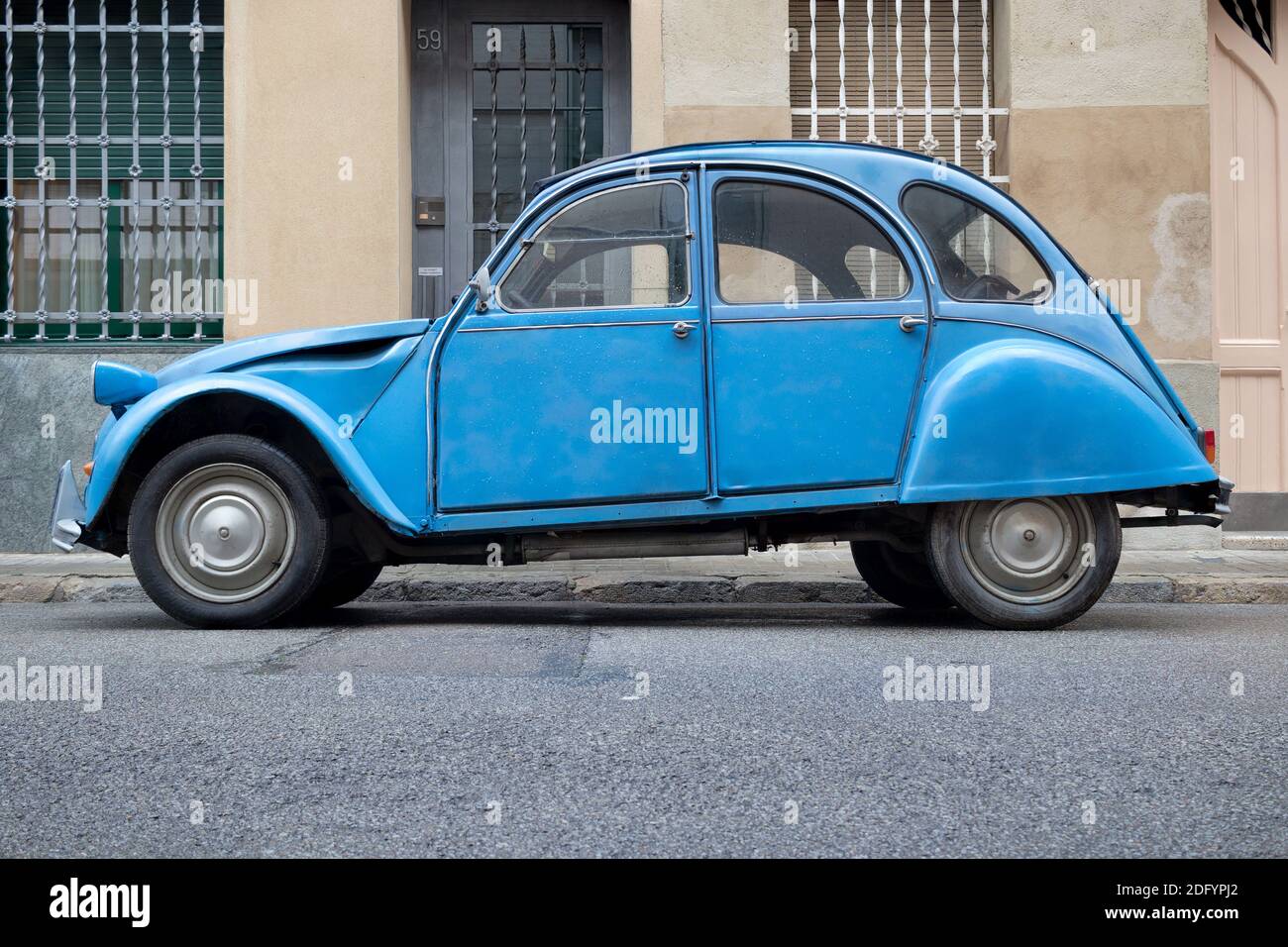 SABADELL, SPANIEN - 27. NOVEMBER 2020: 1975 Citroen 2CV 6 CT (Seitenansicht) Stockfoto