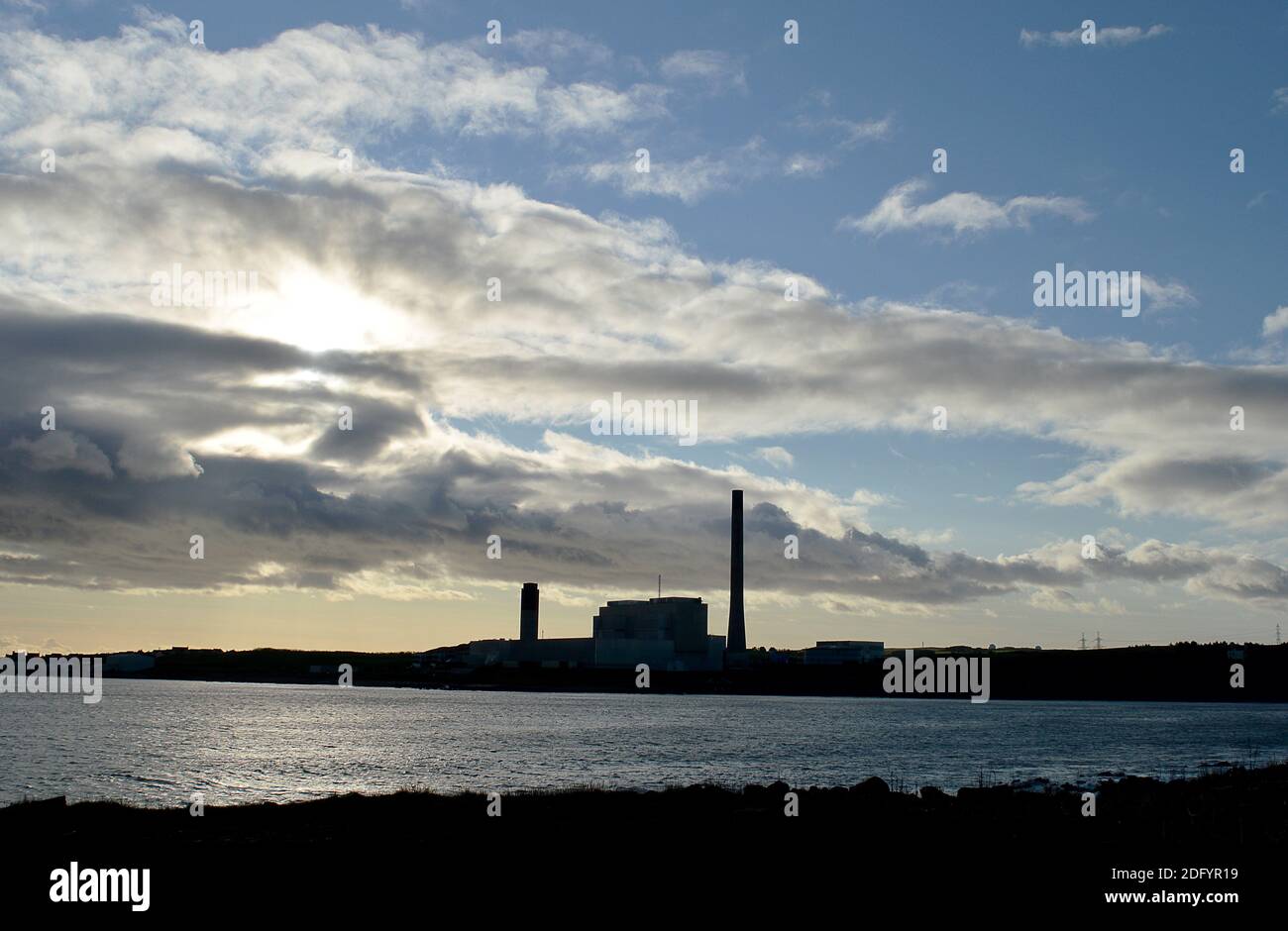 PETERHEAD, SCHOTTLAND - 21. NOVEMBER 2020: Das Kraftwerk Peterhead wurde vor einem Winterhimmel silhouettiert. Stockfoto