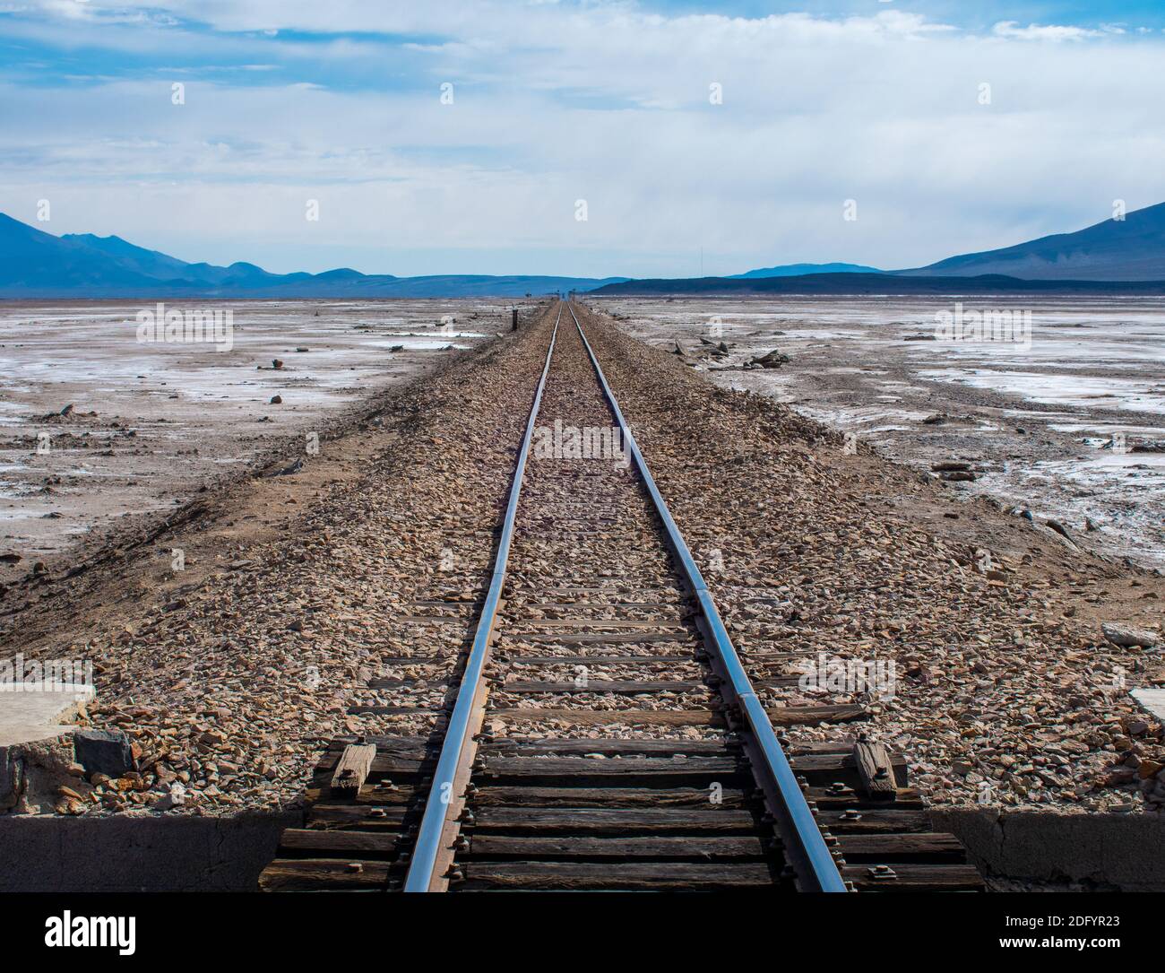 Eine verlassene Eisenbahnlinie am Salar de Uyuni, Uyuni, Bolivien. Stockfoto
