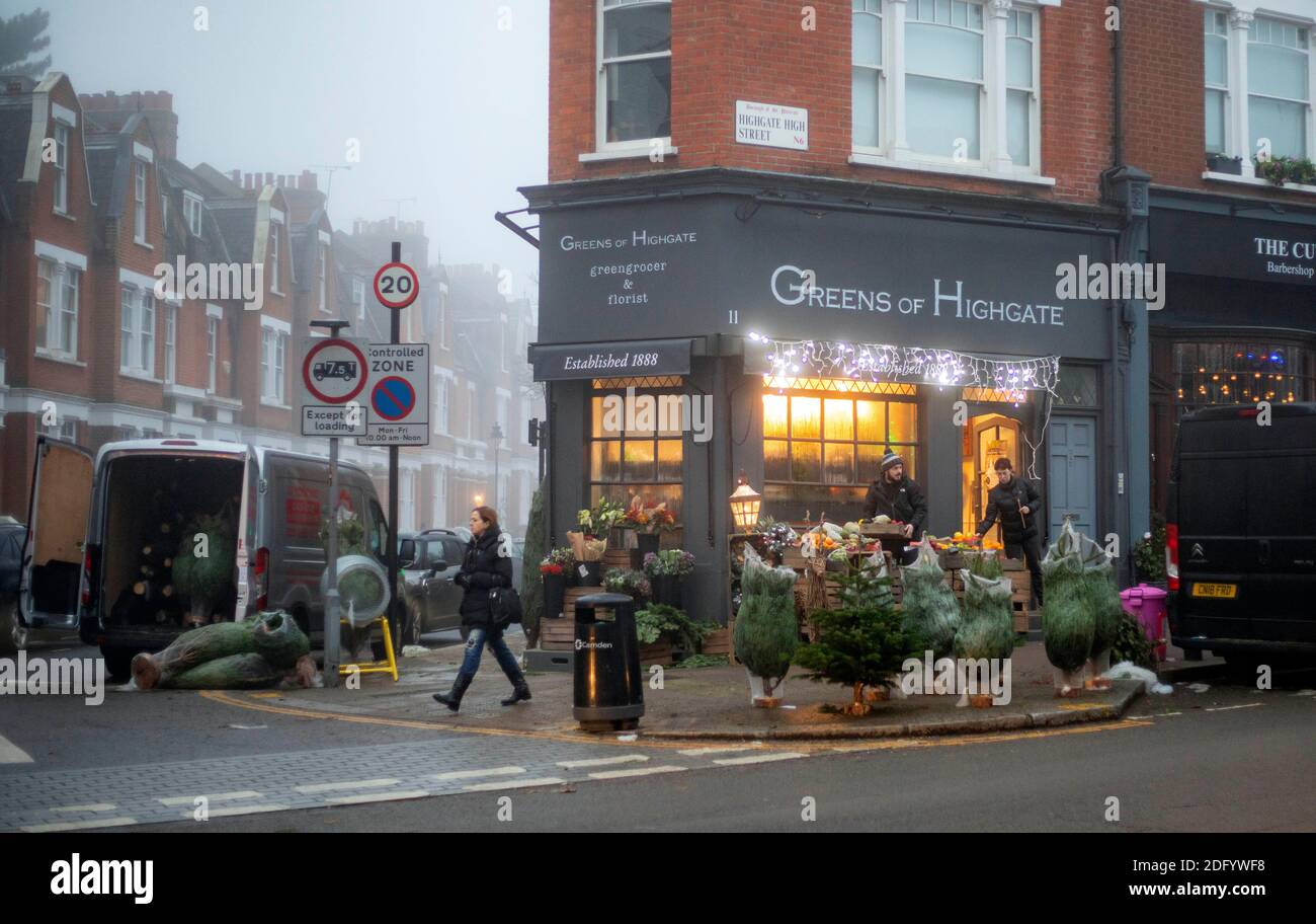 Foto zeigt: Nebliger Start in den Tag in Nord-London 7.12.20 Highgate High Street Weihnachtsbäume zum Verkauf Bild von Gavin Rodgers/ Pixel8000 Stockfoto