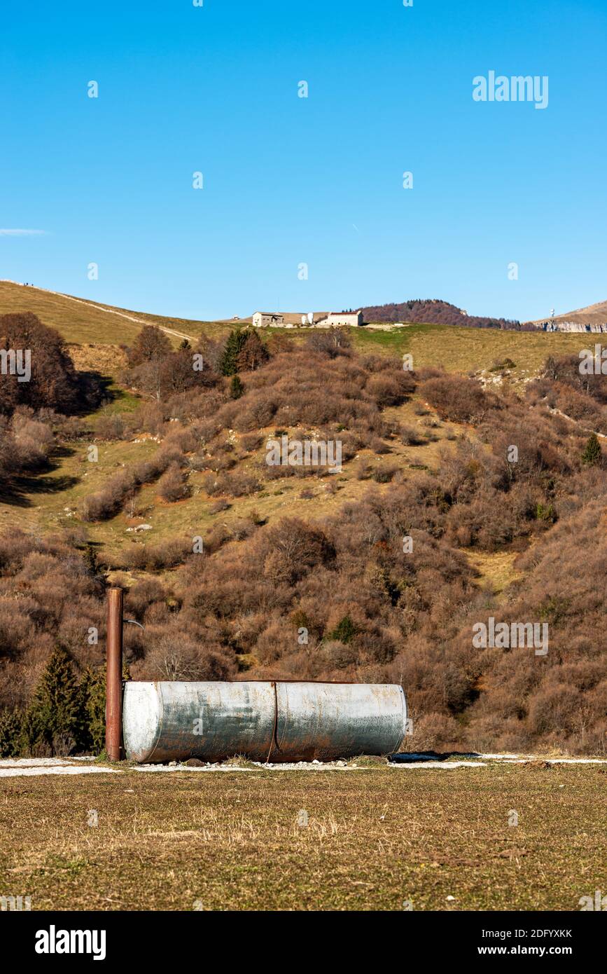 Metallrinne für Kühe in den Bergen, Lessinia Plateau (Altopiano della Lessinia), Alpen, Provinz Verona, Venetien, Italien, Europa. Stockfoto