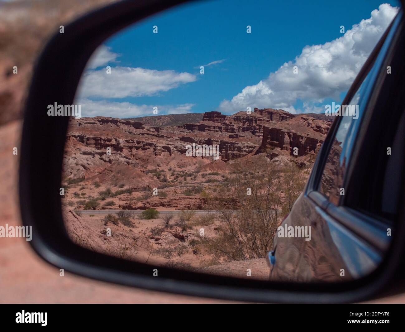 Ein Blick auf die Berge durch einen Autoflügelspiegel in der Nähe von Jujuy, Argentinien. Stockfoto