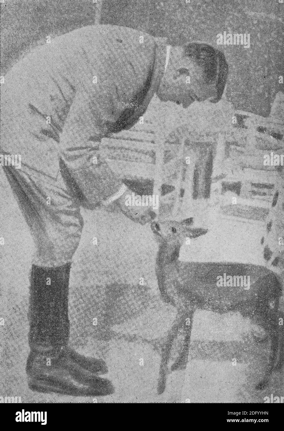 Hitler interessiert sich für die Jagdfragen seines Landes und ist begeistert, einen Hirsch in seinem privaten Park zu füttern. Erschienen 1936 in einer griechischen Zeitschrift Stockfoto