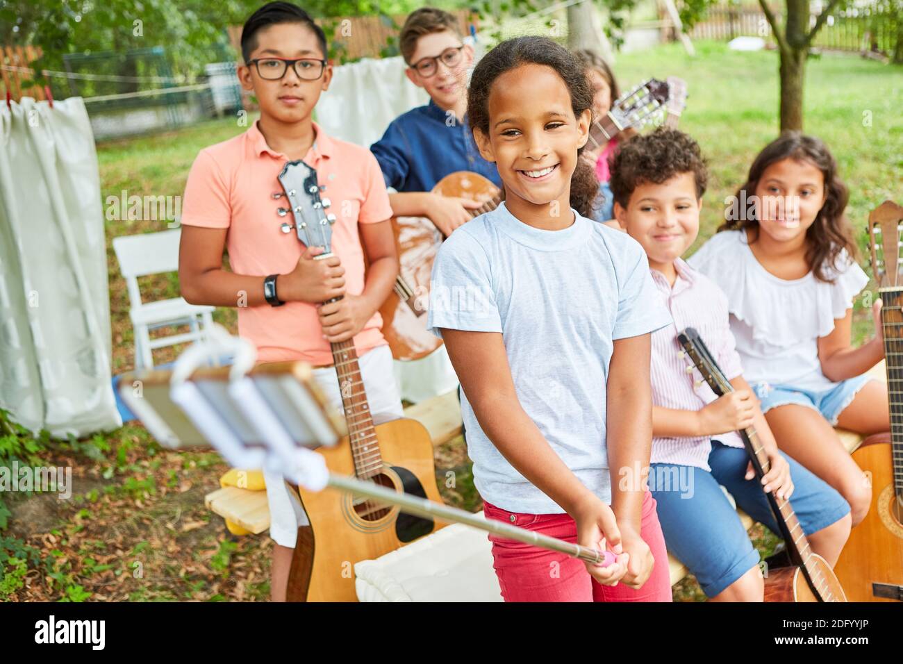 Kindermusikband macht ein Selfie, bevor sie auf dem aufführt Feriencamp Talentshow Stockfoto