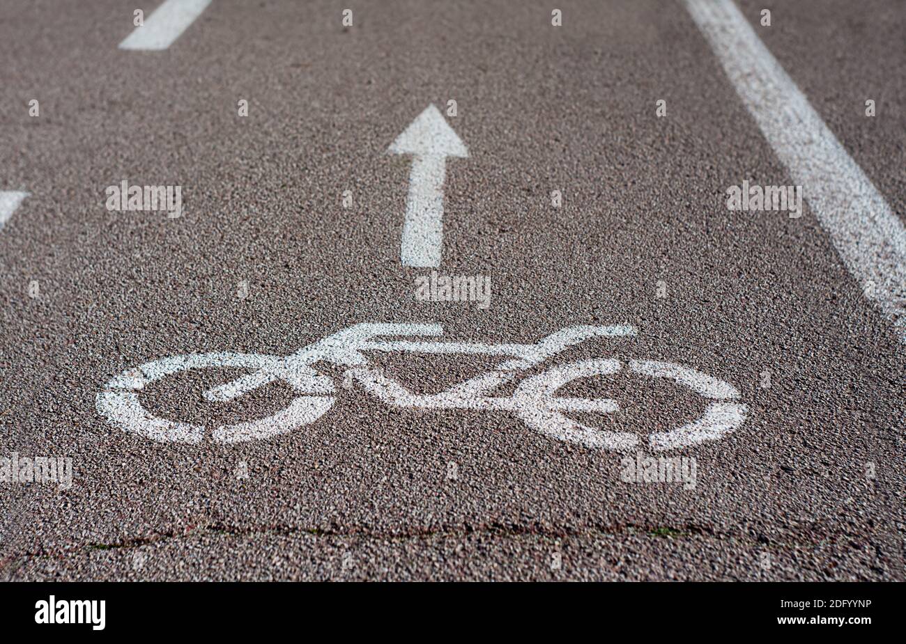 Fahrradweg Schild in einem Stadtpark Stockfoto