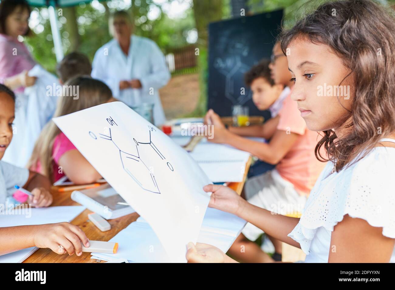 Gruppe von Kindern in der Chemie Nachhilfe Klasse in der Sommerschule Im Urlaub Stockfoto