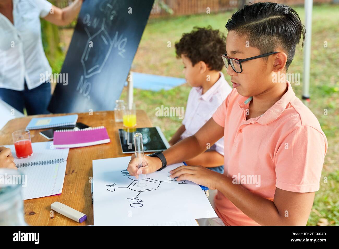 Kinder lernen im Sommerstudiengang Chemie in Das Schullager in der Sommerschule Stockfoto