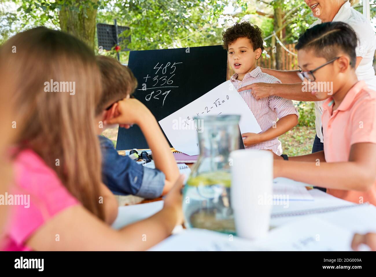 Gruppe von Kindern lernt Mathematik in Nachhilfeunterricht im Sommer Schulferien Kurs Stockfoto