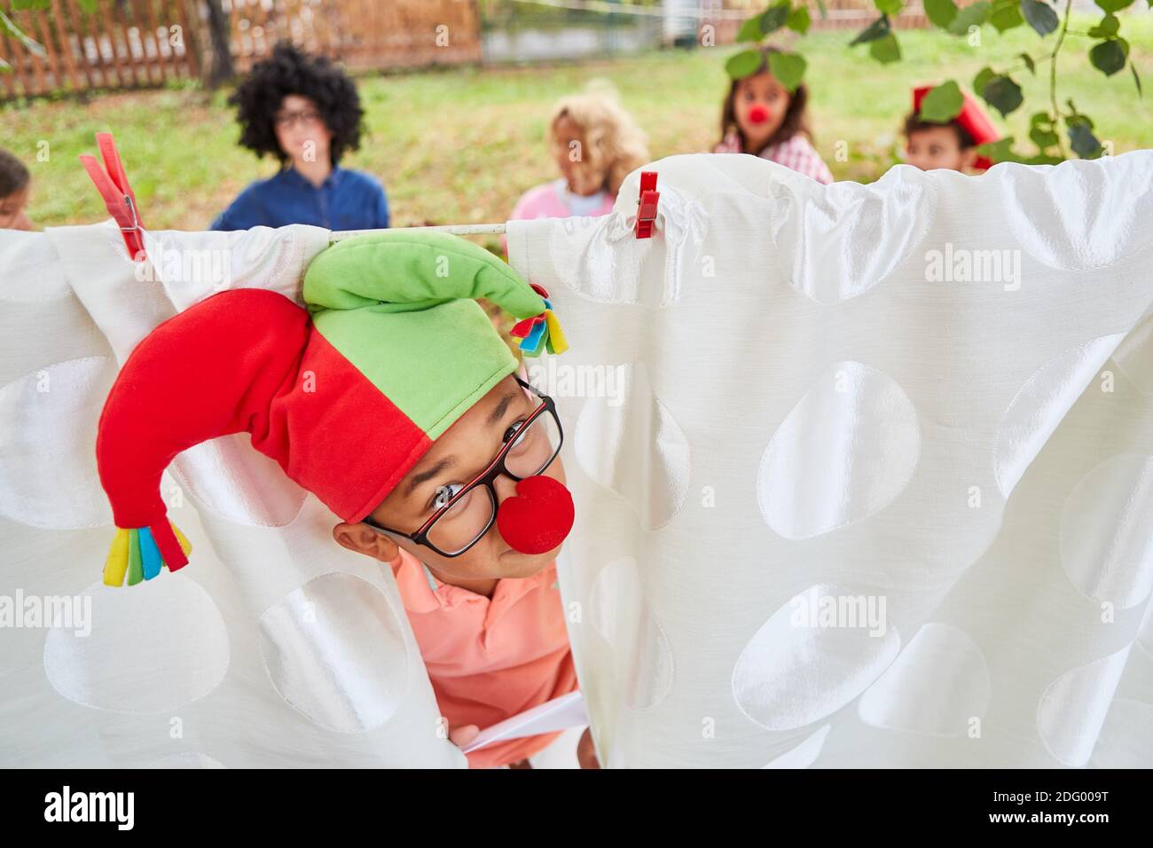 Als Hofnarr verkleideter Junge beim Theaterstück In der Talentshow im Sommercamp Stockfoto