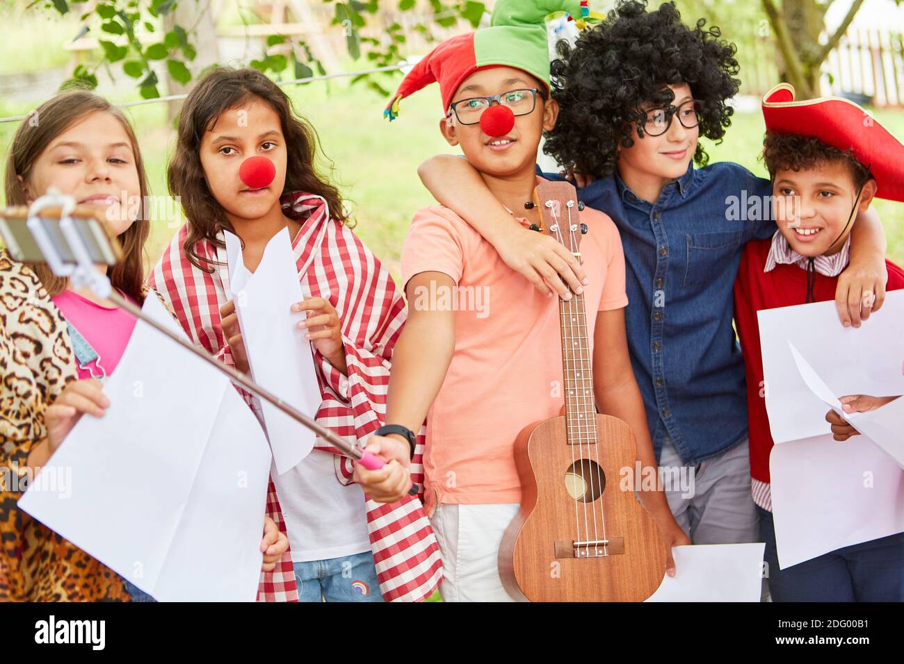 Kinder in witziger Verkleidung bei einer Talentshow im Feriencamp oder bei Mardi Gras Stockfoto