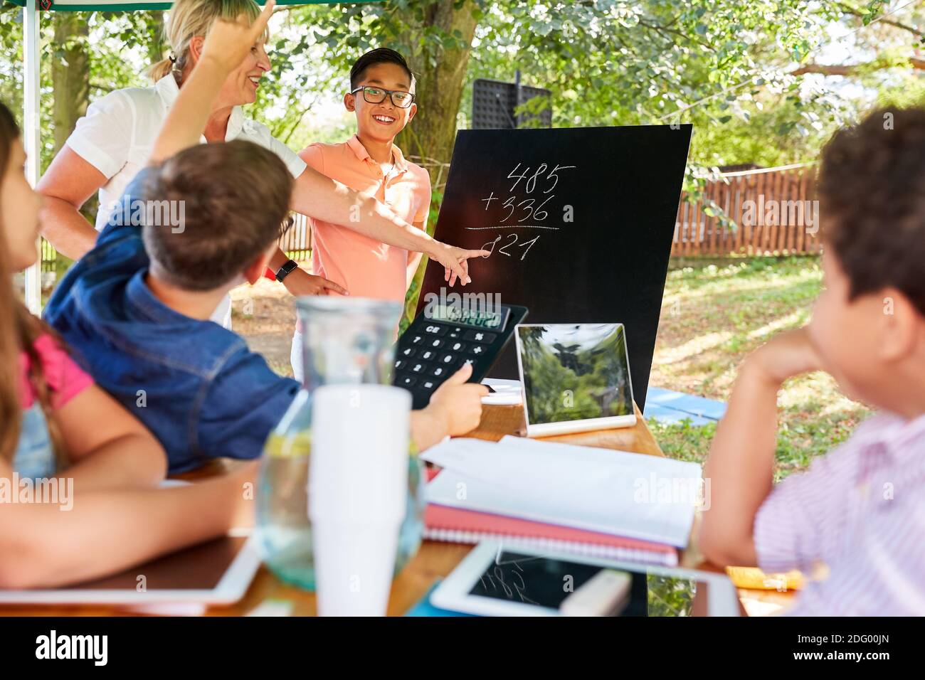 Im Sommer lernen die Kinder auf dem Kreidetafel Rechnen Schule Sommer Unterricht Kurs Stockfoto