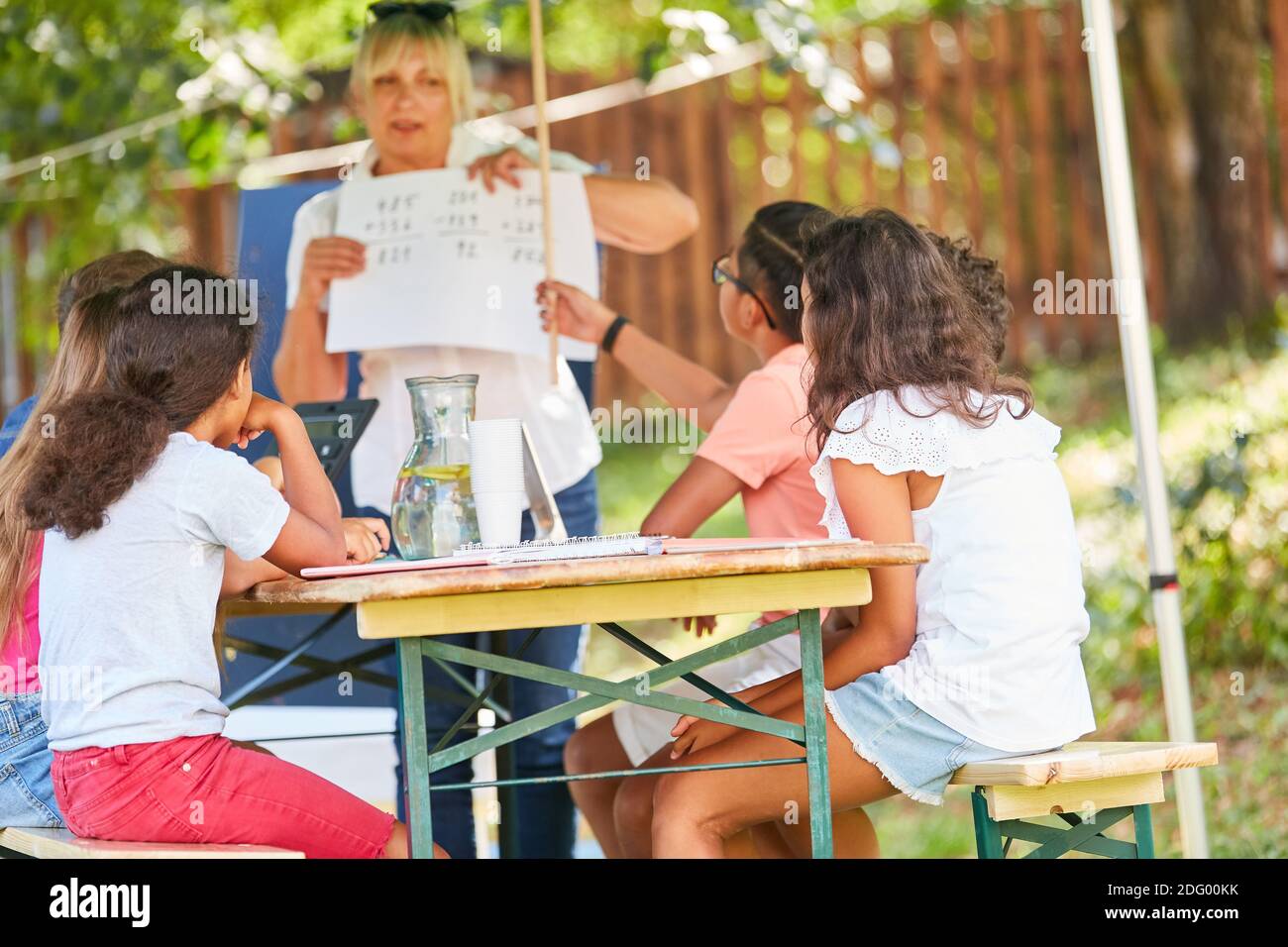 Lehrer gibt Nachhilfe Unterricht in Mathematik in der Sommerschule Ferienkurs Stockfoto