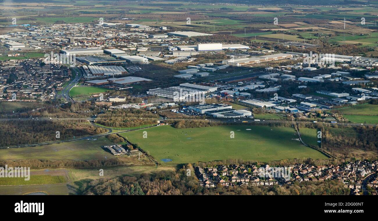 Eine Luftaufnahme des riesigen Kirkby Industrieparks, Merseyside, Nordwestengland, Großbritannien Stockfoto