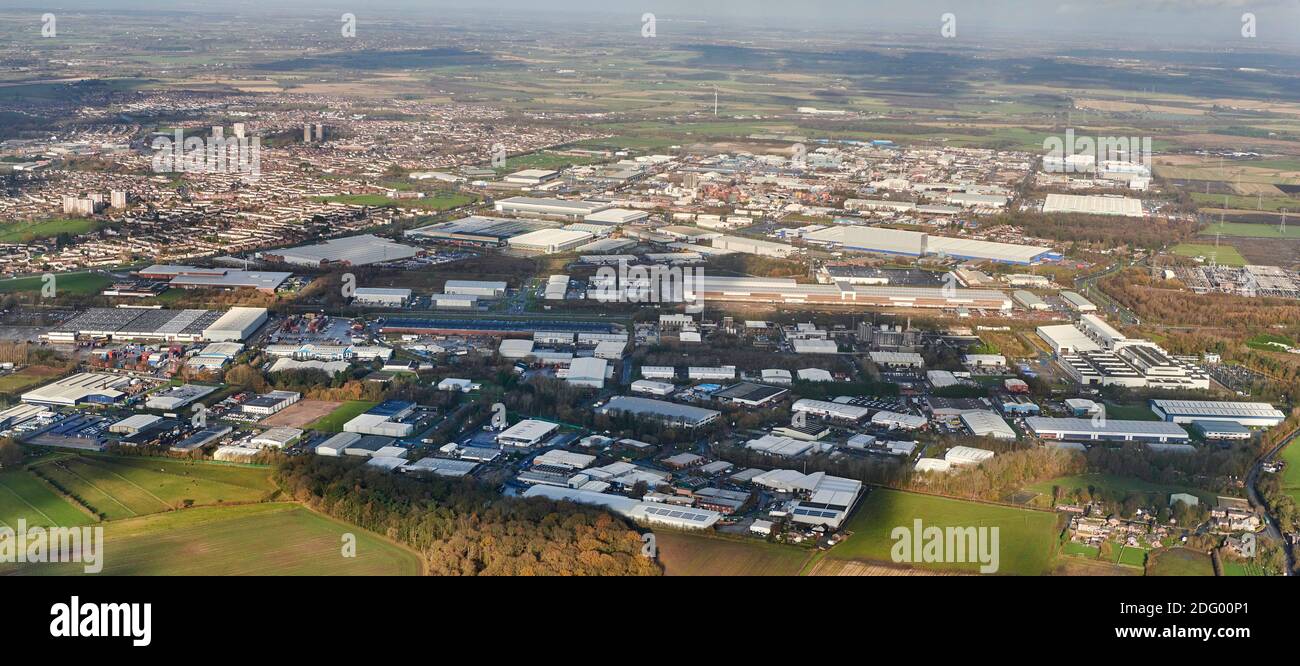 Eine Luftaufnahme des riesigen Kirkby Industrieparks, Merseyside, Nordwestengland, Großbritannien Stockfoto