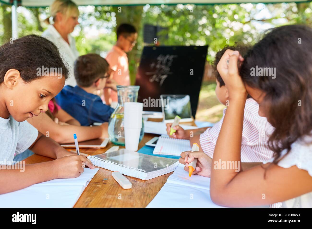 Kinder studieren Mathematik hart in der Sommerschule der Sommer Nachhilfe Kurs Stockfoto