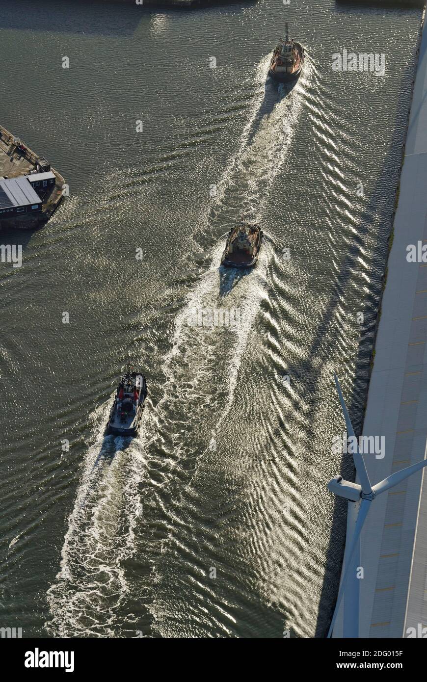 Ein Trio von Schleppern, die von oben an den Seaforth Docks, Liverpool, Merseyside, Nordwestengland, Großbritannien, geschossen wurden Stockfoto