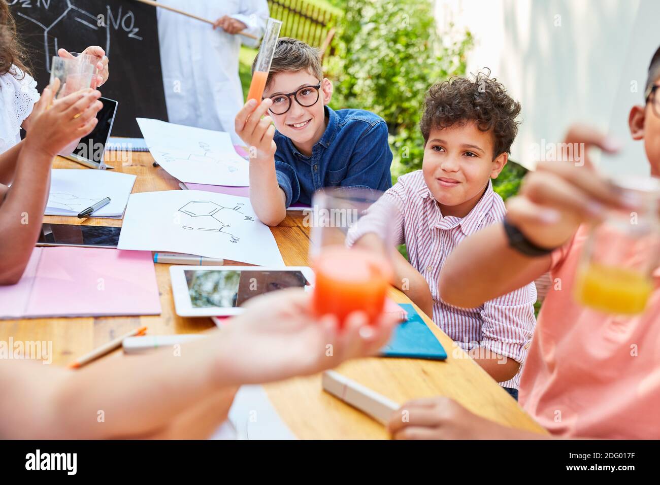 Gruppenkinder macht Experimente in der Chemie Nachhilfe Unterricht des Sommers Schule Stockfoto