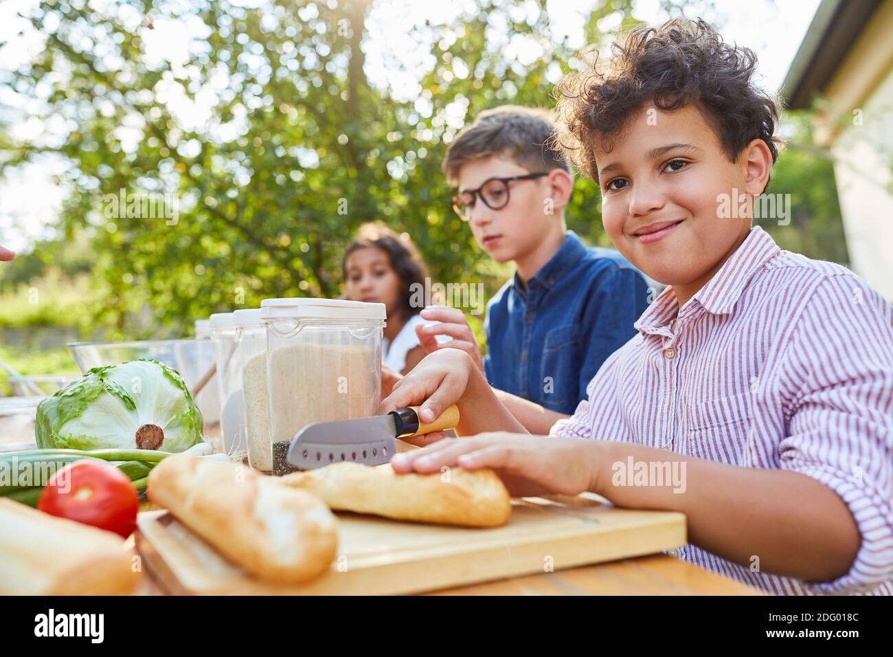 Kinder im Sommercamp Kochkurs bereiten Salat und Erfahren Sie mehr über gesunde Ernährung Stockfoto