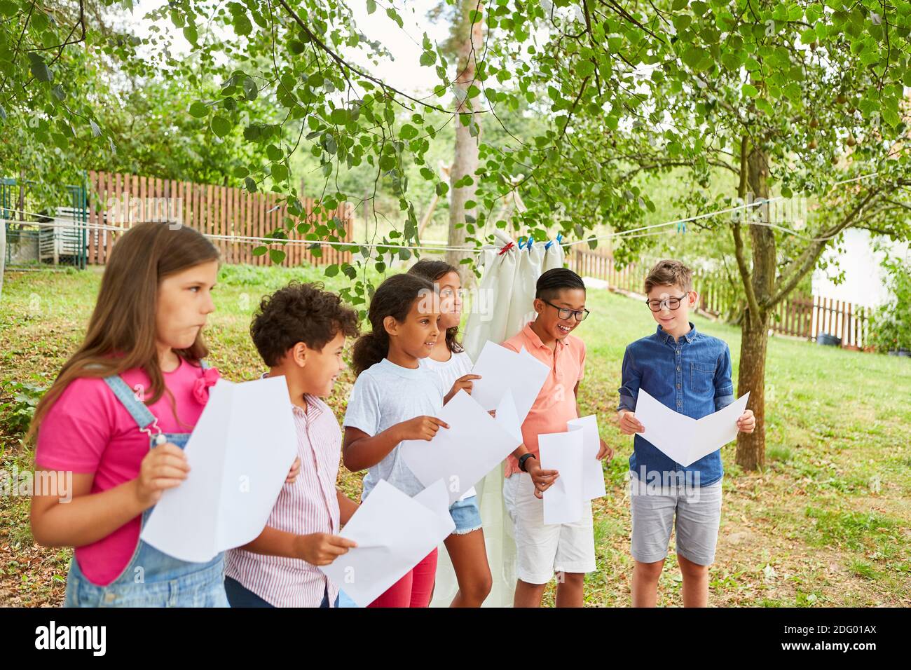 Multikultureller Kinderchor singt ein Lied auf der Talentshow Im Sommerlager Stockfoto