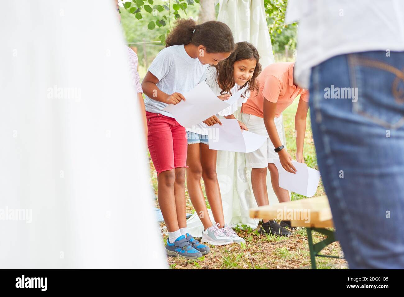 Kinder beugen sich nach der Aufführung als Chor auf das Talent Show im Sommercamp Stockfoto