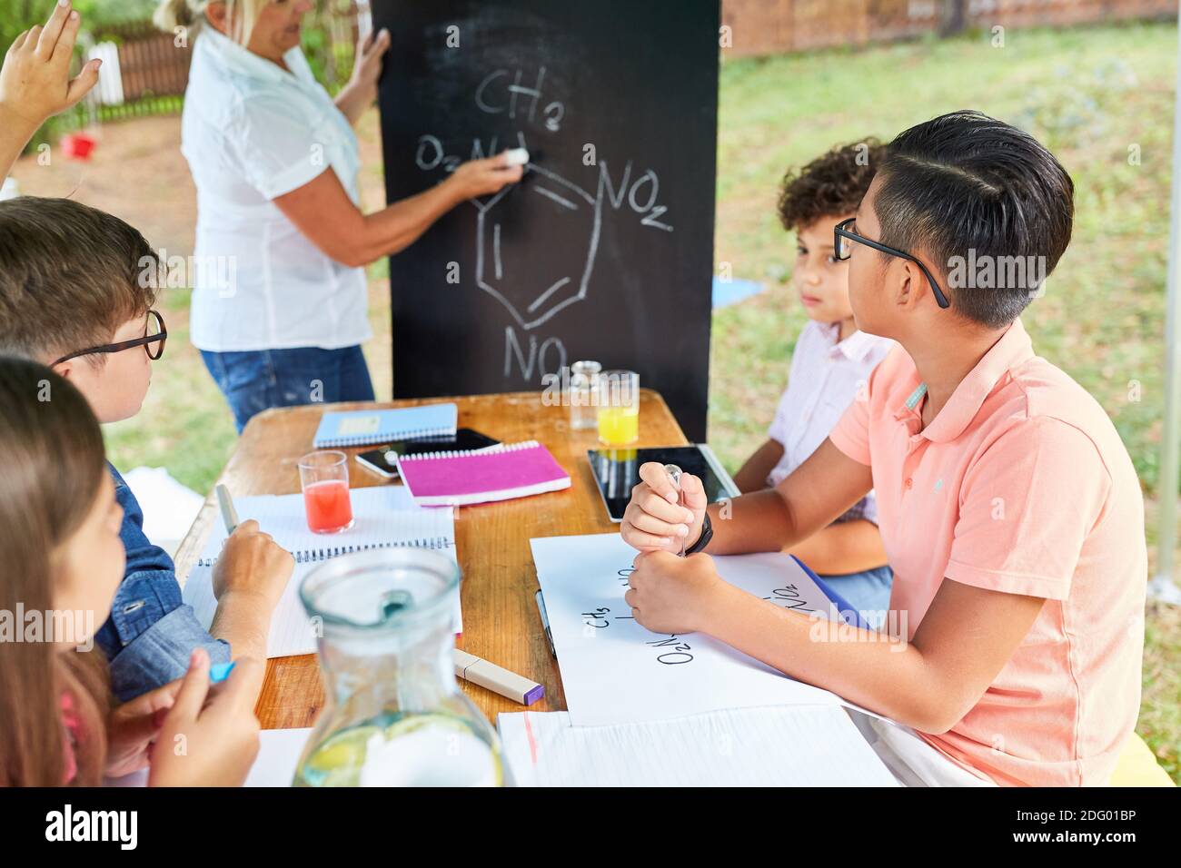 Chalkboard Lehrer unterrichtet Chemie im Sommerschule Tutoring Camp Stockfoto