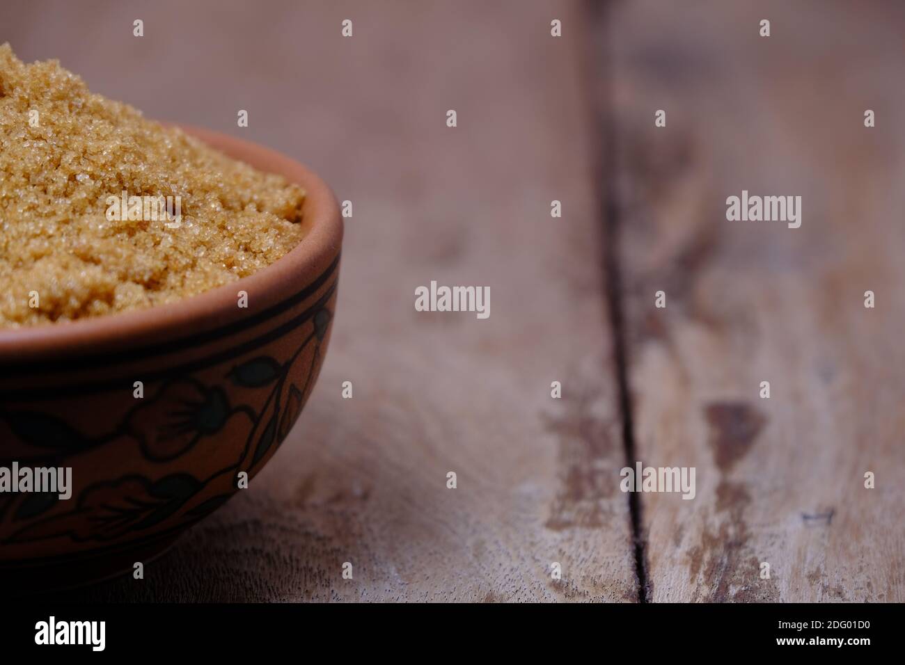 Braune Zucker Keramikschale auf Holzhintergrund mit Textraum Stockfoto