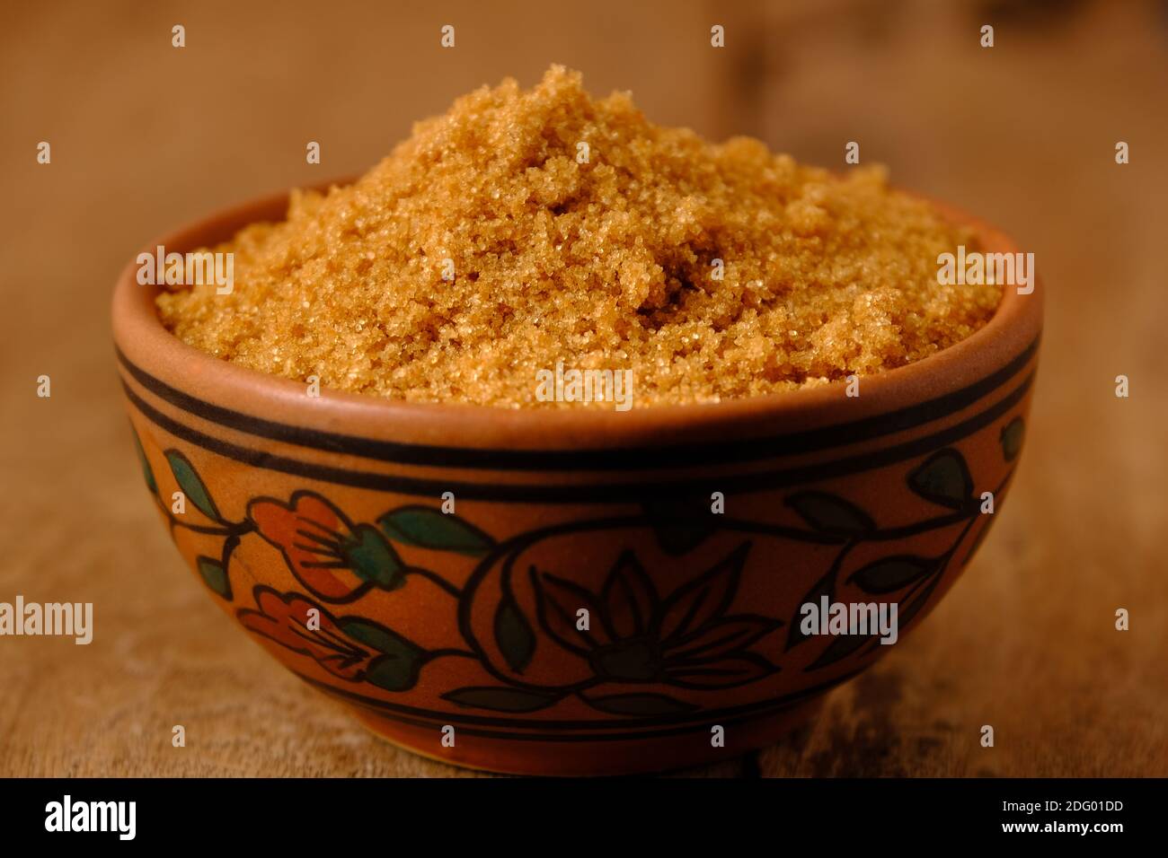 Braune Zucker Keramikschale auf Holzhintergrund Stockfoto