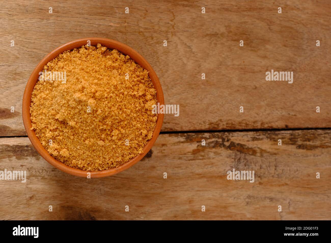 Braune Zucker Keramikschale auf Holzhintergrund mit Textraum Stockfoto
