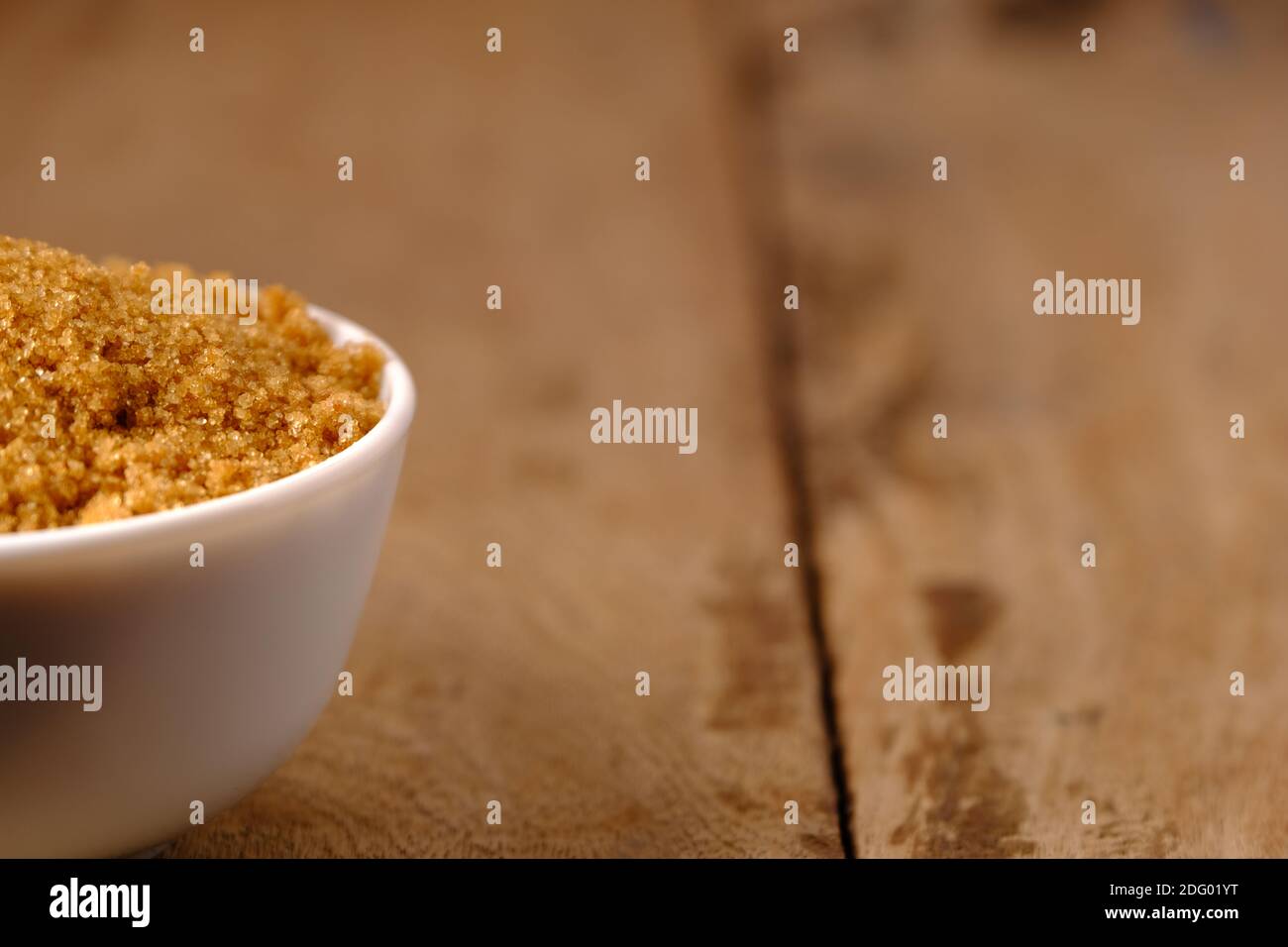 Braune Zucker Keramikschale auf Holzhintergrund Stockfoto