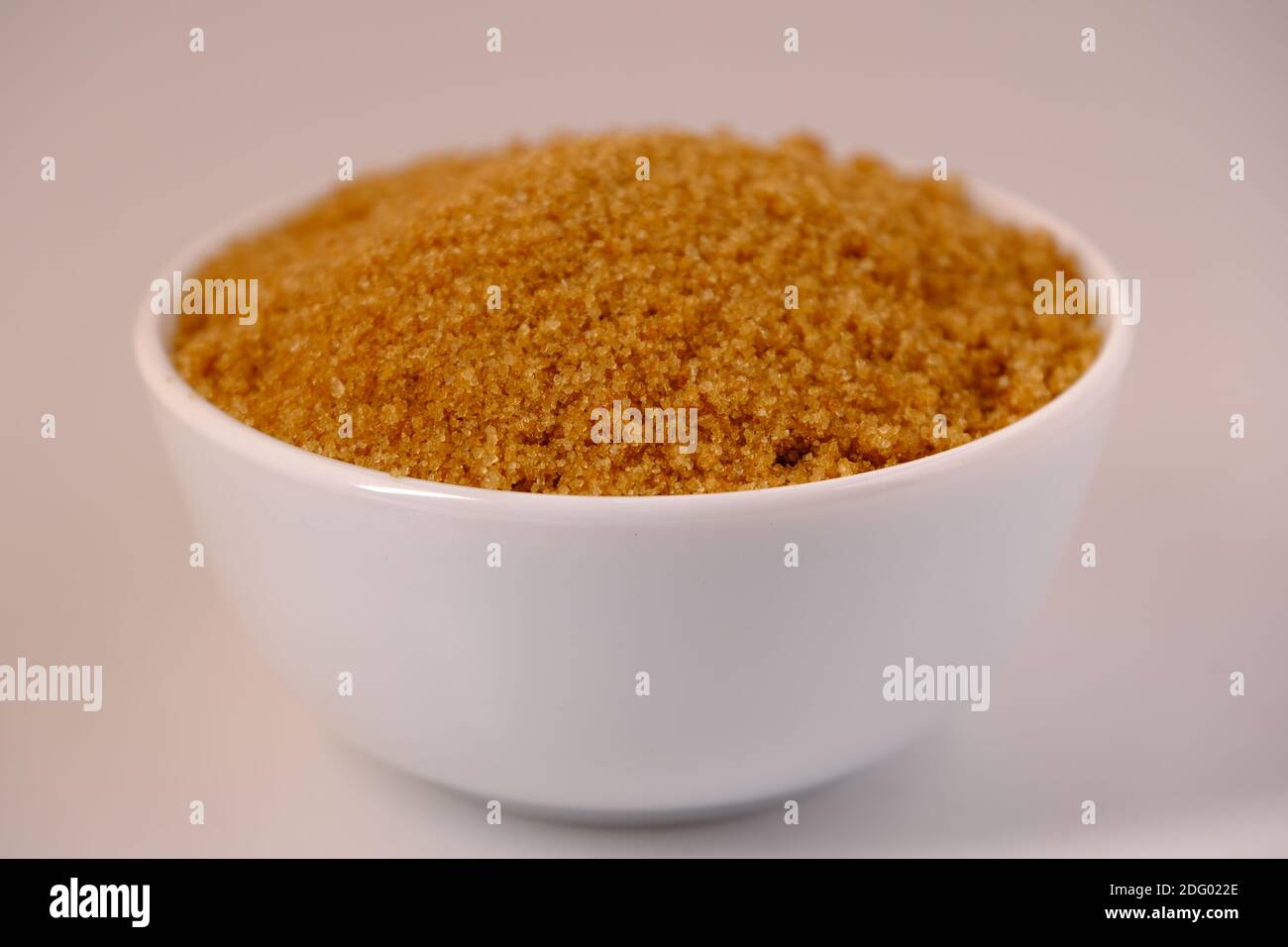 Braune Zuckerdose auf weißem Hintergrund Stockfoto