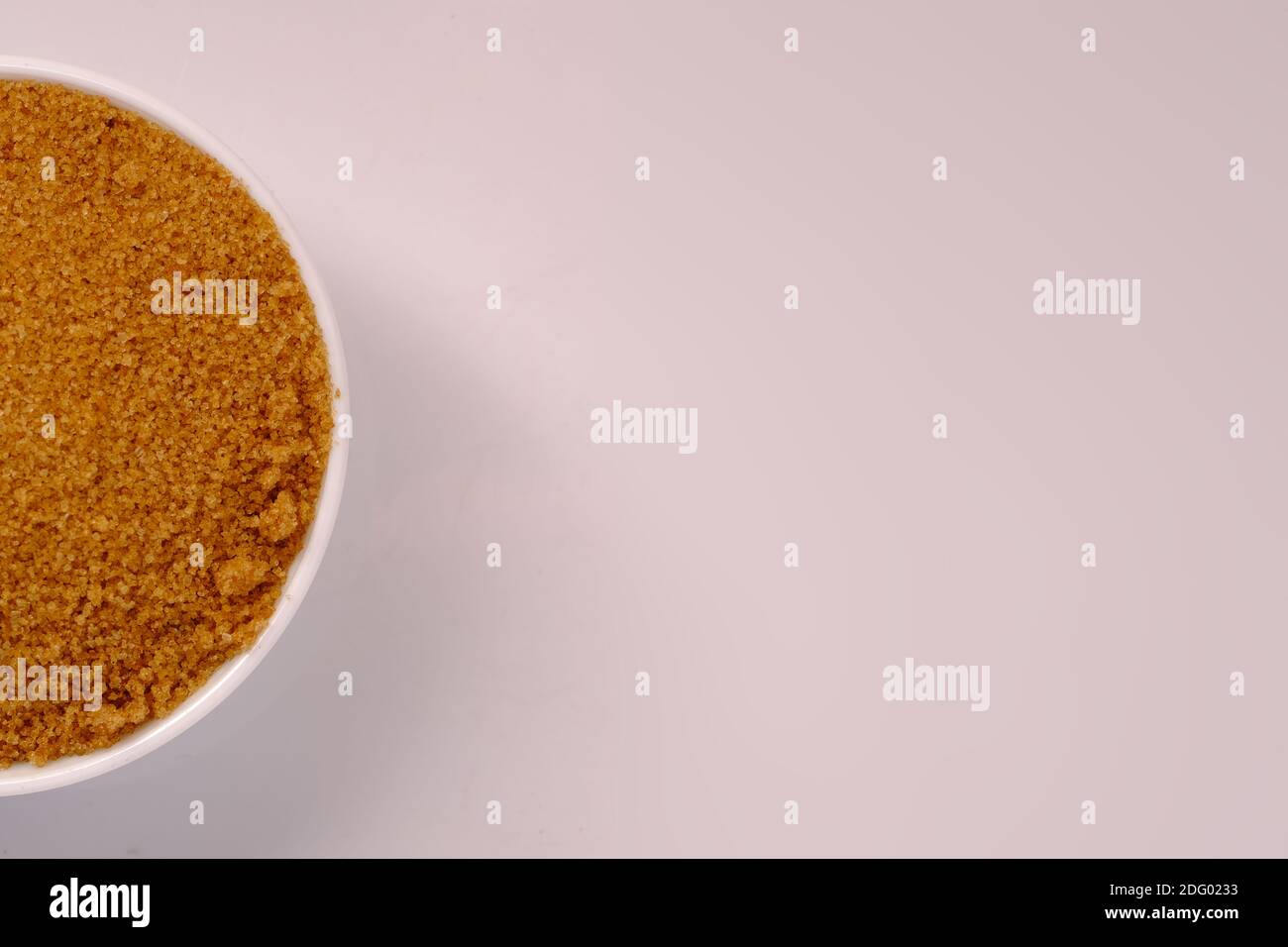 Braune Zuckerdose auf weißem Hintergrund Stockfoto