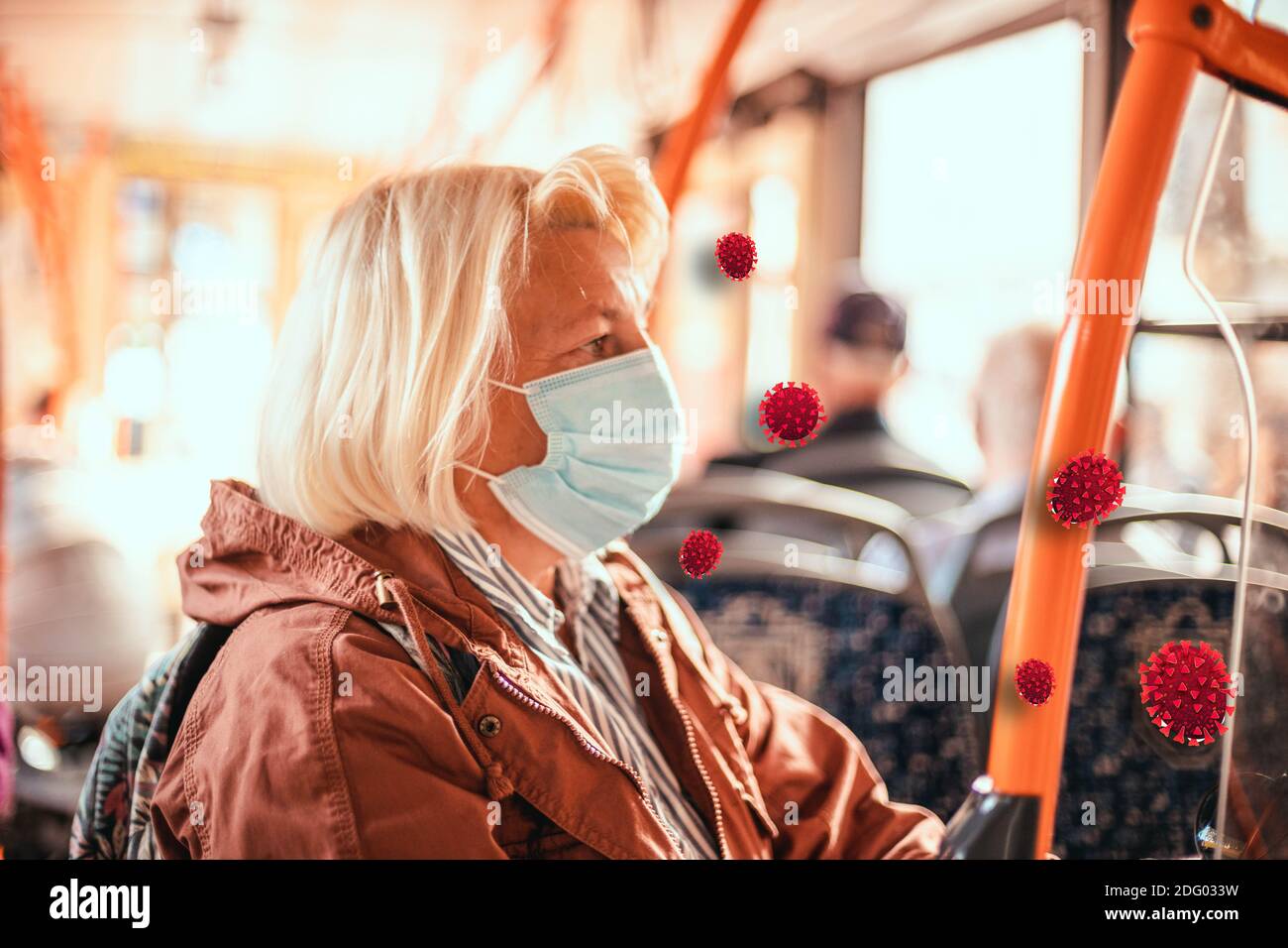 Erwachsene blonde 50 Jahre alte Frau trägt eine medizinische Schutzmaske im öffentlichen Verkehr während der Pandemie. Stockfoto