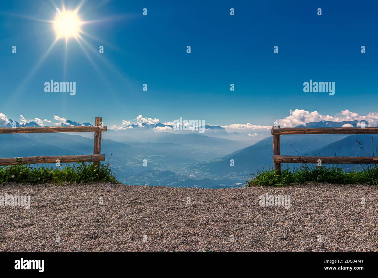 Fernsicht von einem Berg der Alpen Stockfoto