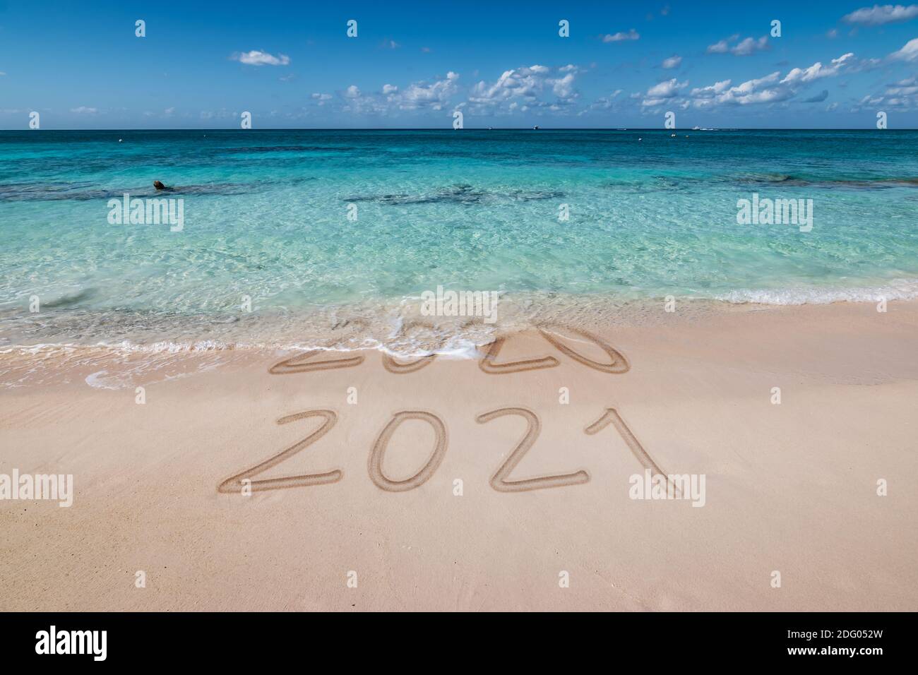 Neujahr 2021 geschrieben am Strand. Stockfoto