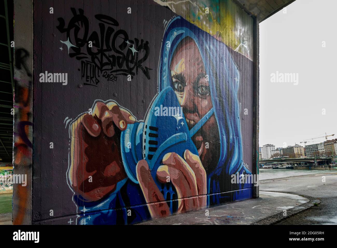 Wien, Wien: Graffiti eines Mannes mit Mundnasenschutzmaske, an der Wand am Donaukanal im Jahr 01. Altstadt, Wien, Österreich Stockfoto