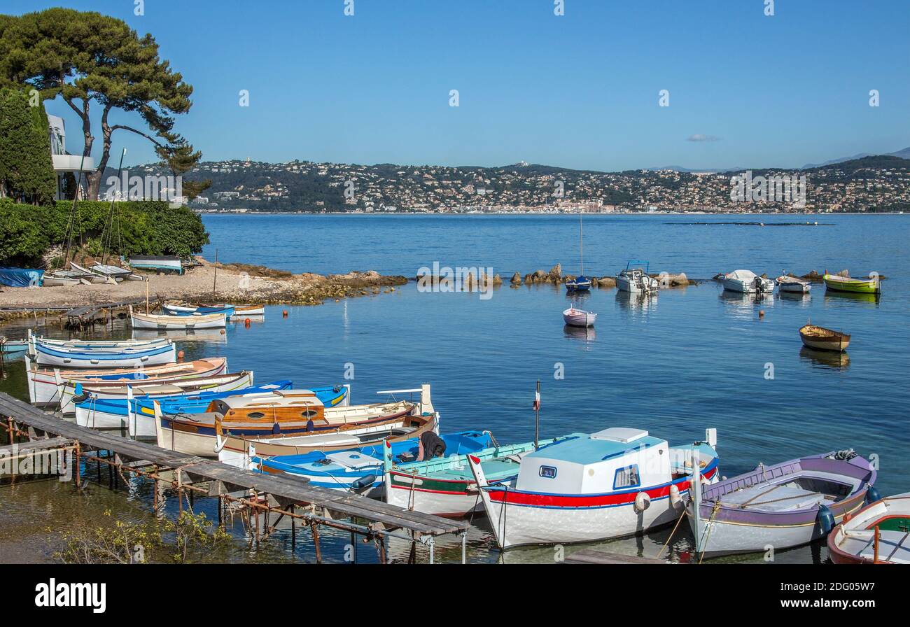 Der kleine Hafen von Cap de Antibes an der französischen Riviera in Südfrankreich. Stockfoto