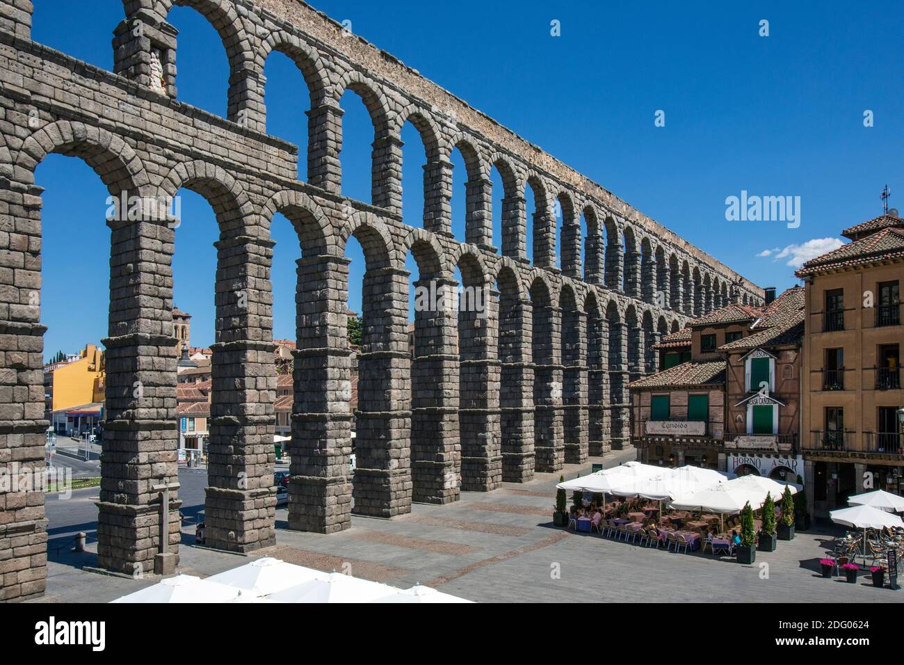 Das römische Aquädukt in der Stadt Segovia in Zentralspanien. UNESCO-Weltkulturerbe. Stockfoto